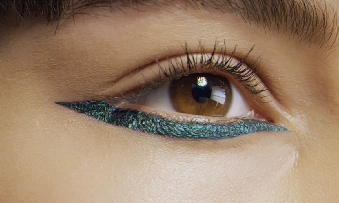 El reverse cat eye funciona igual en negro que en cualquier otro color. Descubre los 5 tonos de la gama Perfect Slim de L’Oréal Paris y alucina.